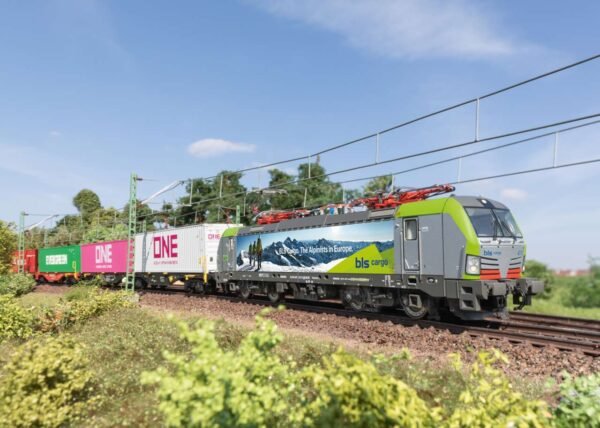 Trix T25197 E-Lok Re 475 BLS – Bild 3