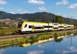 Trix T25463 E-Triebzug Desiro HC bwegt