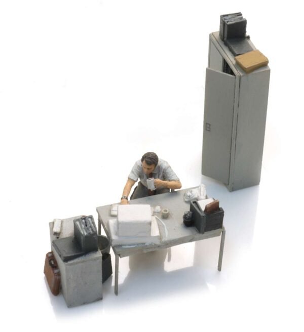 Artitec 387.682 Büroeinrichtung mit Figur – Bild 2